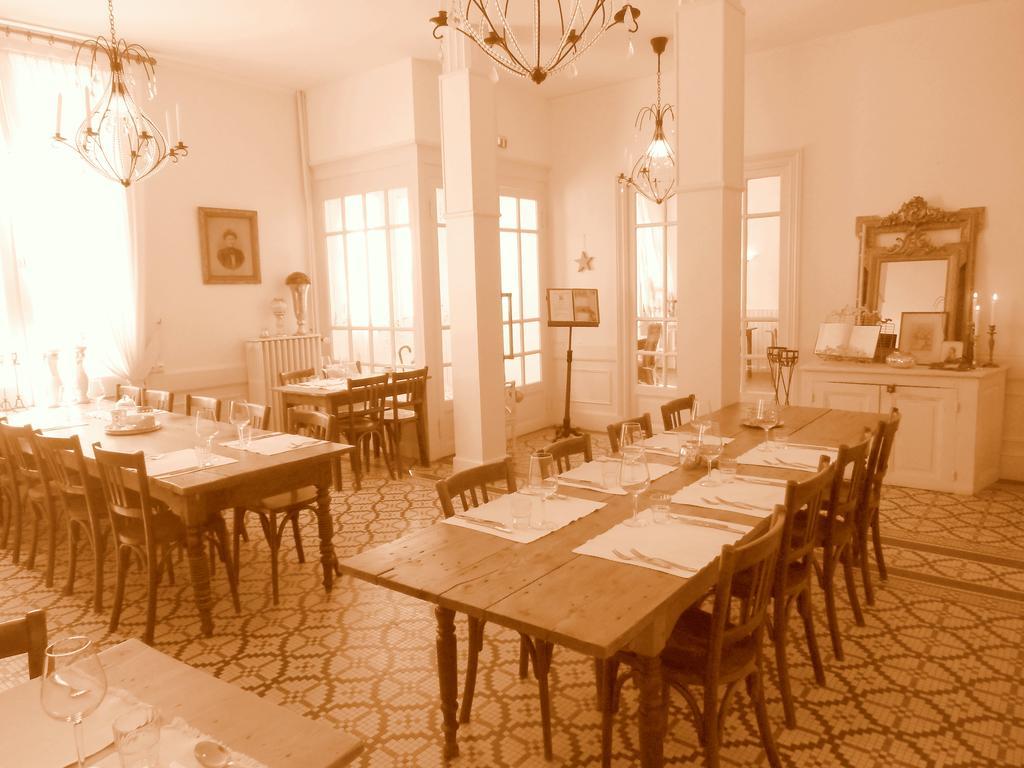 Hotel De La Providence Égliseneuve-dʼEntraigues Exteriör bild