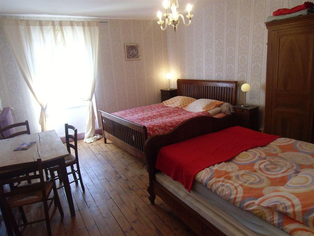 Hotel De La Providence Égliseneuve-dʼEntraigues Exteriör bild