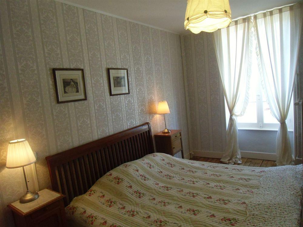 Hotel De La Providence Égliseneuve-dʼEntraigues Exteriör bild