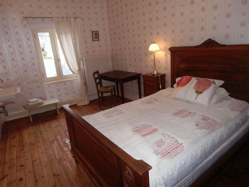 Hotel De La Providence Égliseneuve-dʼEntraigues Exteriör bild
