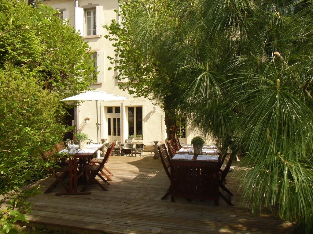 Hotel De La Providence Égliseneuve-dʼEntraigues Exteriör bild