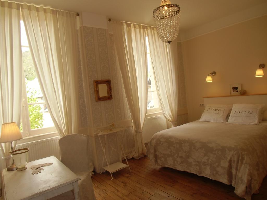 Hotel De La Providence Égliseneuve-dʼEntraigues Exteriör bild