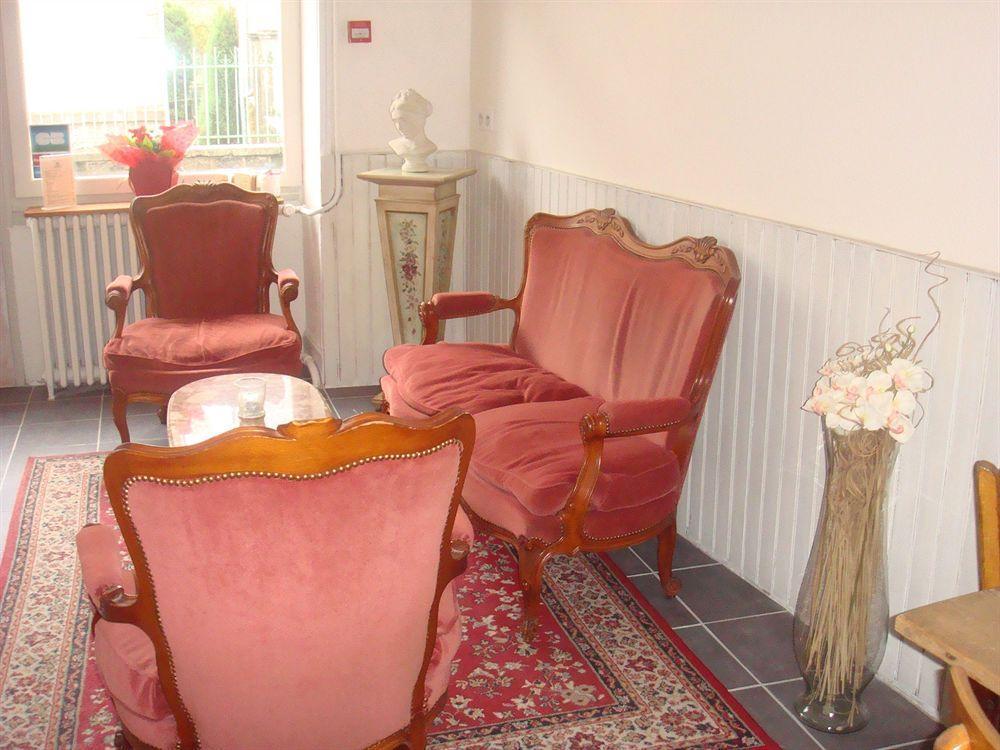 Hotel De La Providence Égliseneuve-dʼEntraigues Exteriör bild