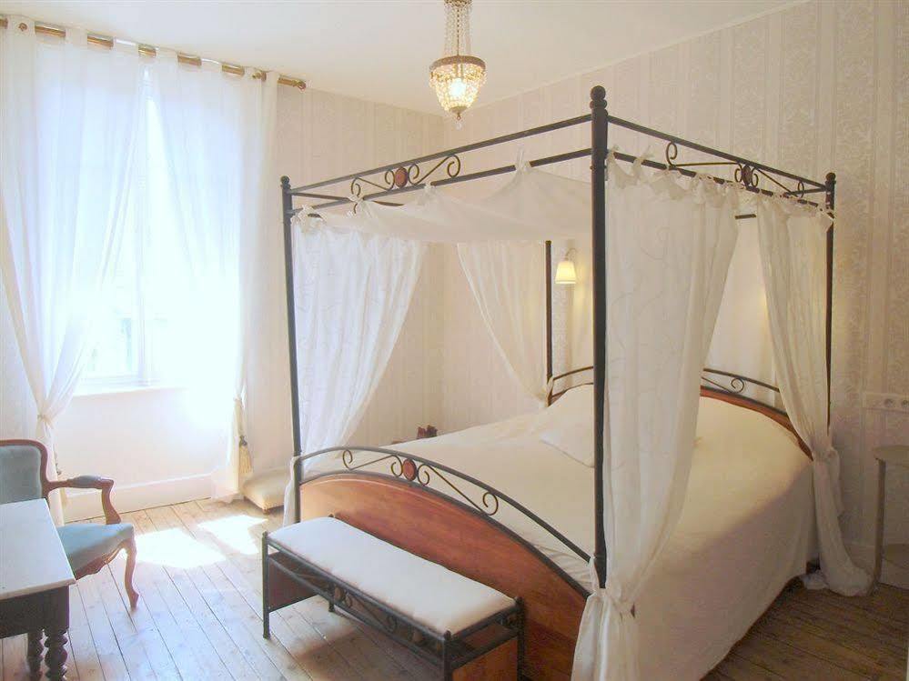 Hotel De La Providence Égliseneuve-dʼEntraigues Exteriör bild